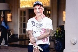 鹈鹕众将万圣节限定版穿搭：恐怖元素拉满 弗雷迪&杰森&鬼娃就位